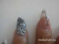 szándékosan lépcsős a gyűrűsujj