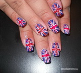 Kriszti brit zászlós körme