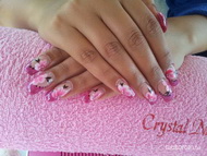 Színes kockaköröm akrillal díszítve