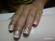 mani tip akrillal díszítve