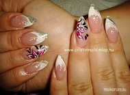 Hegyes köröm akril díszítéssel