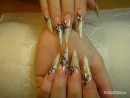 csillámos és akrillal díszítve