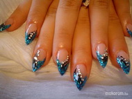 Kék csillám strasszokkal