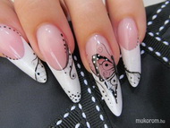 Gótikus mandula akril díszítéssel