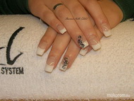 akrillal díszített