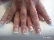 Porcelánon egy kis akril virág