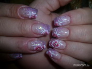 zselés köröm virágos díszíéssel