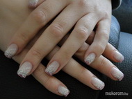 Csillámos akril díszítéssel