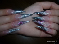 porcelán köröm akril díszítéssel