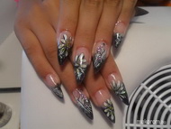 feketén fehéren pillangóval