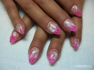 rózsaszin fehér virágokkal