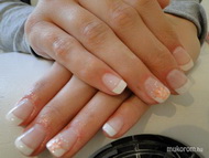 Francia akril díszítéssel