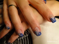 Kék csillámos akril díszítéssel