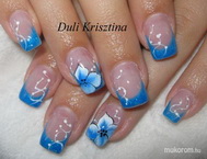 Eszter saját körmére