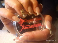 zselés köröm akril diszítéssel