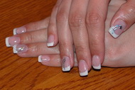 Körömágyhosszabbított, ezüsttel díszített francia