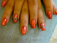 Virágos színes körmök