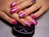 Szandi ályvás körme, tollal + fehér felületi zselés dísszel