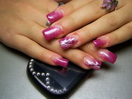 Szandi ályvás körme, tollal + fehér felületi zselés dísszel