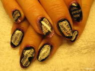 újságos köröm egy lánynak