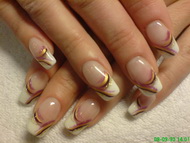 Francia zselés körmök akrillal