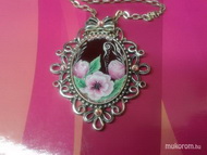 Ezüst színű medál 