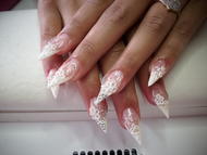 porcelánnal díszített