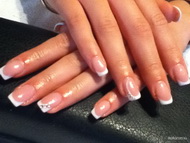 Best Nails - strasszal és lakkal