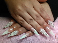Best Nails - fehér francia porci virágos