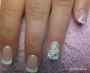 Best Nails - fehér francia porci virággal
