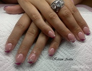 Épített zselé swaro kövekkel díszítve