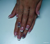 Francia akril diszitéssel