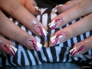 Best Nails - francia fekete és pink csíkokkal