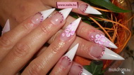 Best Nails - franci kövekkel és porcelán virággal