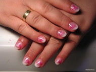 Francia körömlakkal díszítve