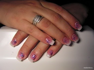 Francia körömlakkal díszítve 2