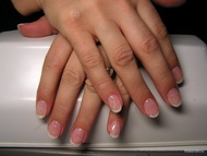 Francia rózsaszín gyöngyökkel