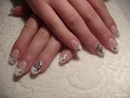 virág mintás kövekkel