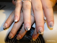 Francia körömtetoválással