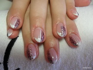 nagyon rágja a körmét