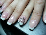 francia fekete 3D virággal