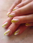 francia köröm zölddel és sárgával