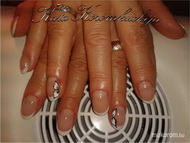 gél lakk kis virággal