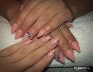 Szandrával egyformán 