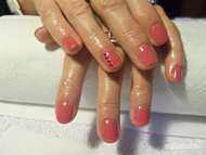 kövekkel díszítve