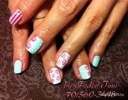 Menta akril rózsákkal