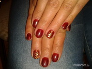 Bordó arany ívekkel