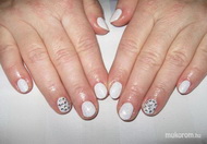 gél lakk ezüsttel és kövekkel