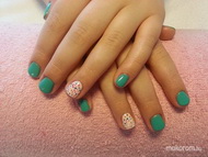 Türkizkék körmök színes pöttyökkel