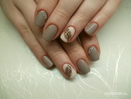 Tollakkal díszítve